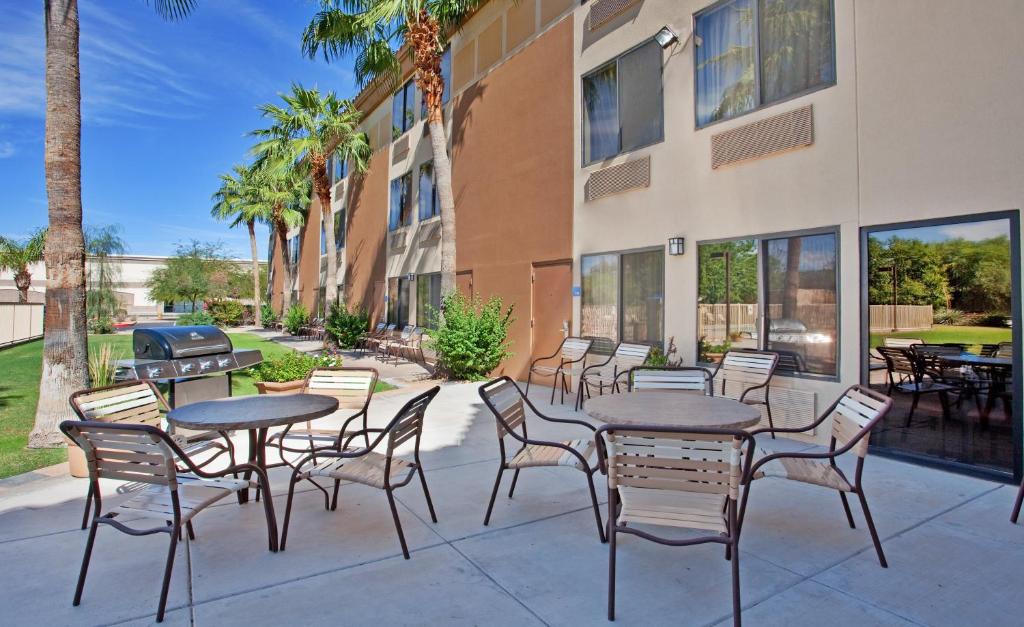 Central Scottsdale Hotel | Holiday Inn Express Scottsdale North by IHG
