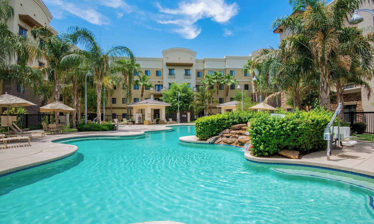 Glendale Sports and Entertainment District Hotel | Holiday Inn Express & Suites Phoenix - Glendale Sports Dist by IHG