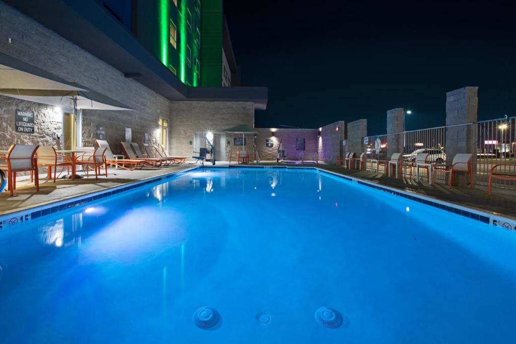 Glendale Hotel | Holiday Inn Glendale - Stadium & Ent Dist by IHG