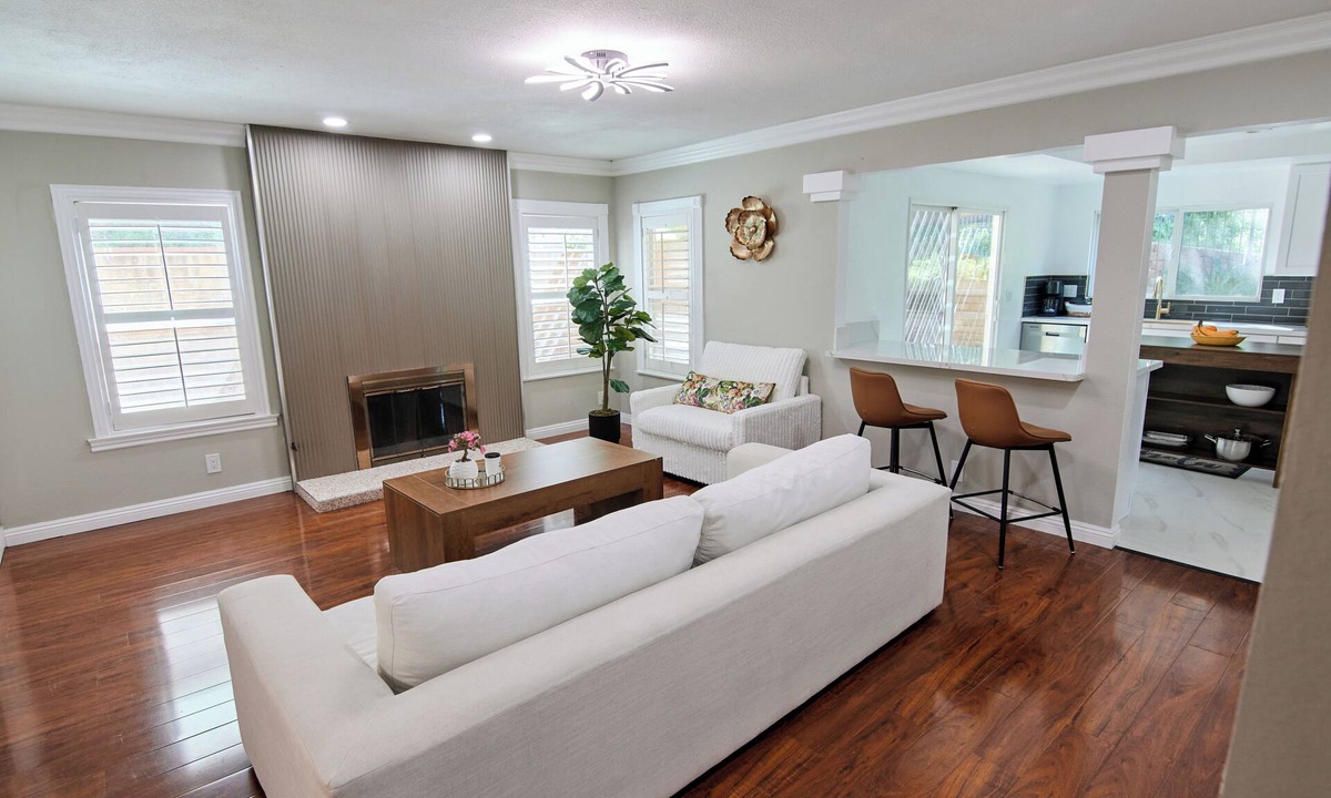 Bonita House | Home Retreat -Sleeps 8 - Near Raging Waters, DisneyLand & LA