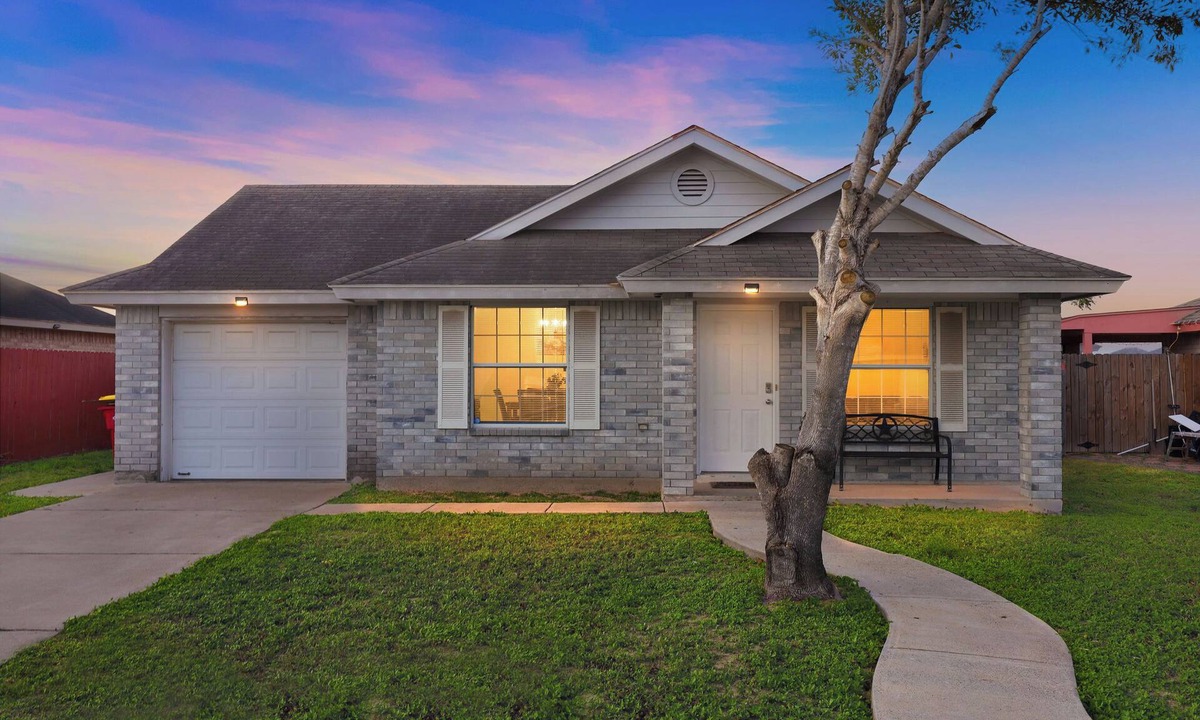 Brownsville Cottage | Hot Tub! Dog-friendly Gem 6 Mi to Dtwn Brownsville