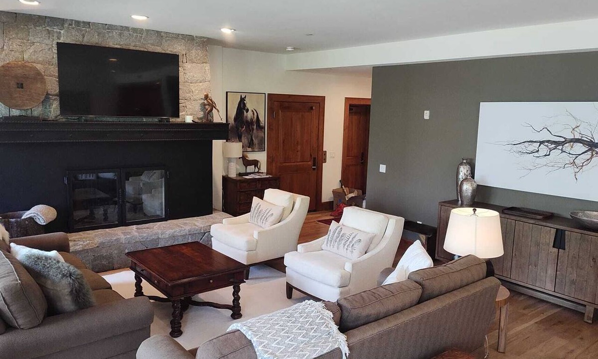 Avon Condo | Hummingbird Lodge A101 — True Ski-In/Ski-Out Best Ski Access in Bachelor Gulch