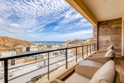 Libertad House | Immaculate Stay with Stunning Views, Balcony, plus on-site Pool & Gym