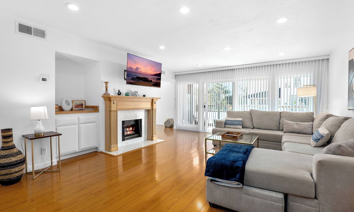 Marina Peninsula Apartment | Jasmin 2BR Pool Gym Hot Tub Venice Beach