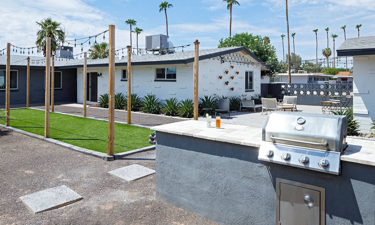 Entertainment District House | KICKIN IT IN OLD TOWN - 3 TOWNHOMES, 1 BOOKING