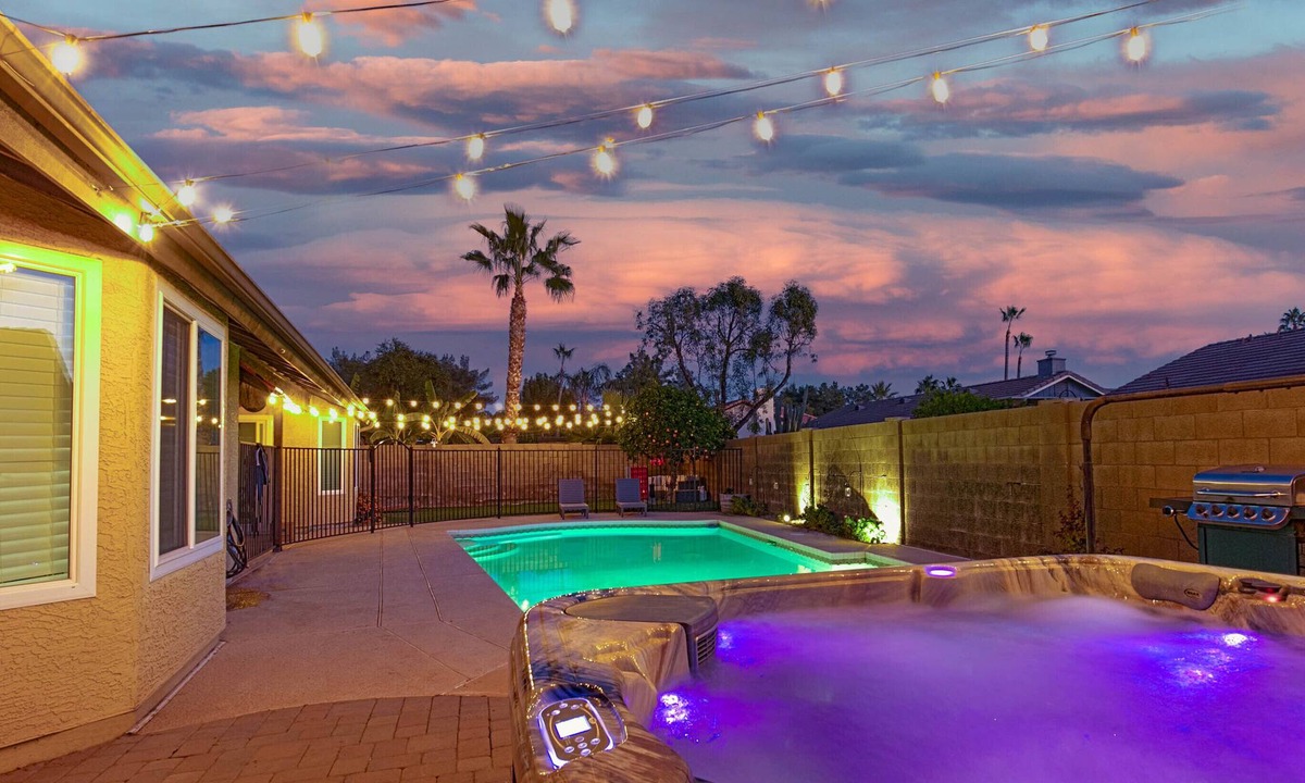Meadows House | King Bed - Downtown Gilbert - Hot Tub, Pool, Entertainment, Arcades + Projector!