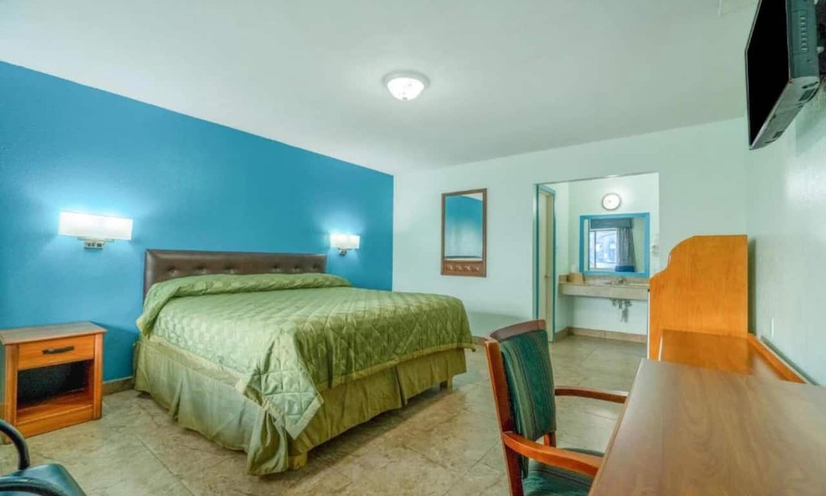 Edinburg Apartment | King Bed | Non-Smoking