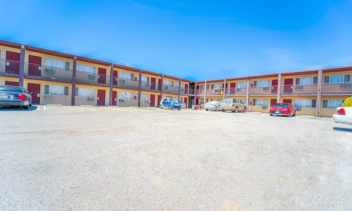 Mojave Apartment | King Bed|Non-Smoking