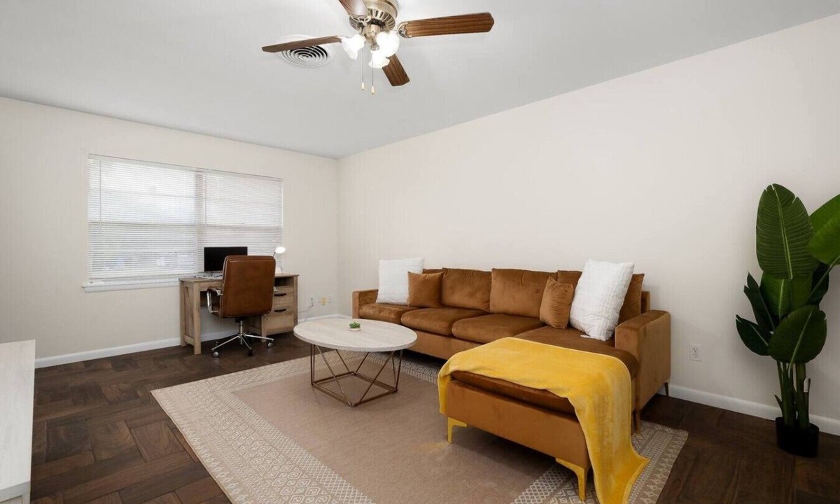 McAllen Apartment | King Size Bed Fast Wi-fi First Floor/Long Term