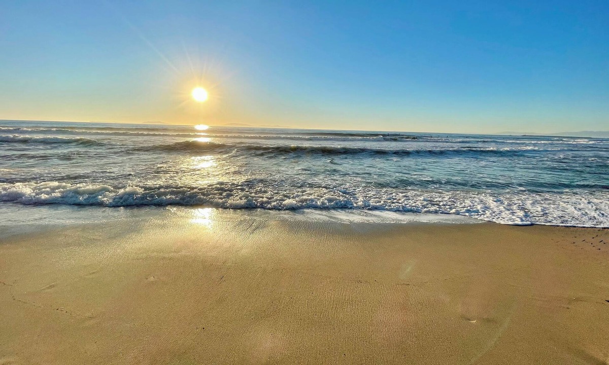Hollywood Beach Cottage | La Casita Azul - Quaint Beach Cottage - One Min Walk to Beach & Harbor Fun