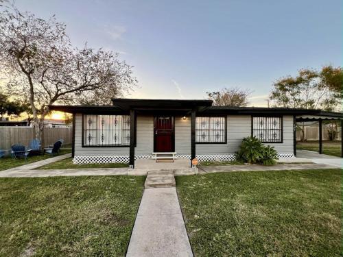 Alamo House | La Casita de Lala