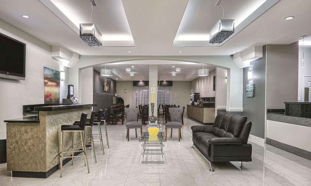 Mercedes Hotel | La Quinta Inn & Suites by Wyndham Mercedes Outlet Mall