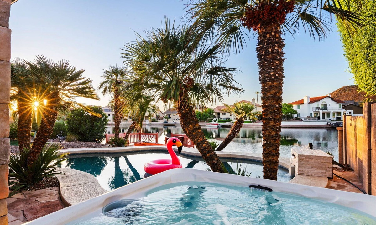 Arrowhead Lakes House | Lakefront w/Pool & Hot tub & Boat & Gym & Massage