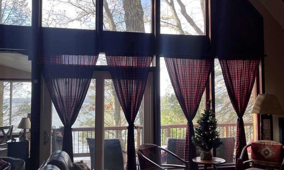 Hawley House | Lakefront with pool table