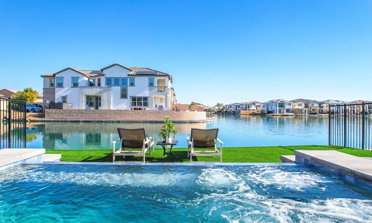 Terra Lago Villa | Lakefront with private Pool 4 master
