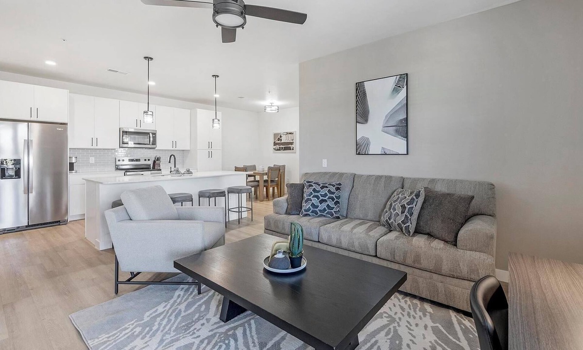 Casa Grande Apartment | Landing | Stylish 2BD, Pool, Clubhouse