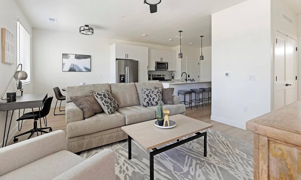 Casa Grande Apartment | Landing | Stylish 2BD, Clubhouse, Pool