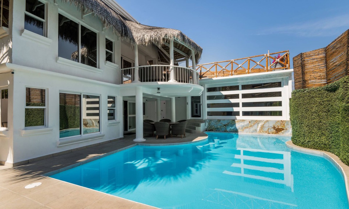 Centro Villa | Large villa with private pool walk to the beach and downtown