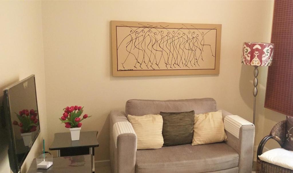 Leblon Apartment | LB206 - Quarto e sala reformado e silencioso no Leblon