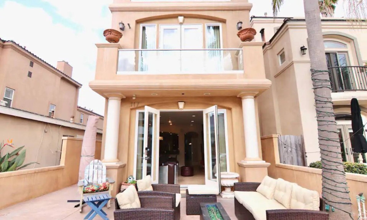 Huntington Beach House | Life’s a beach…house with gorgeous ocean&pier views. A few steps to the waves.,.