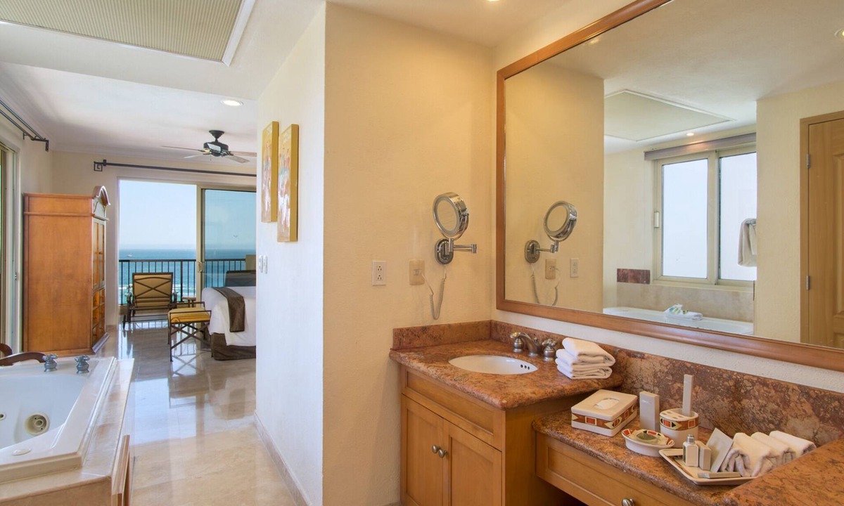 Cabo San Lucas Resort | Located on the pristine medrano beach