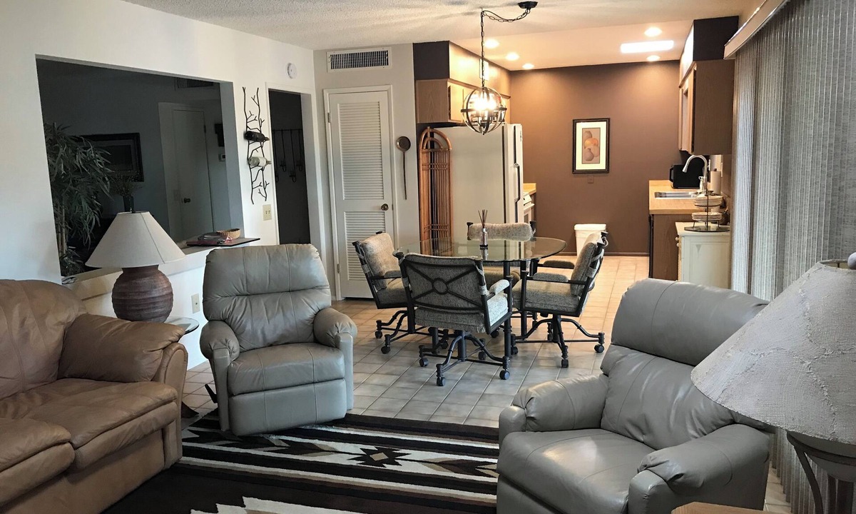 Sun City House | Location! Immaculate Clean Sun City House, with large open patio, 5 STAR!