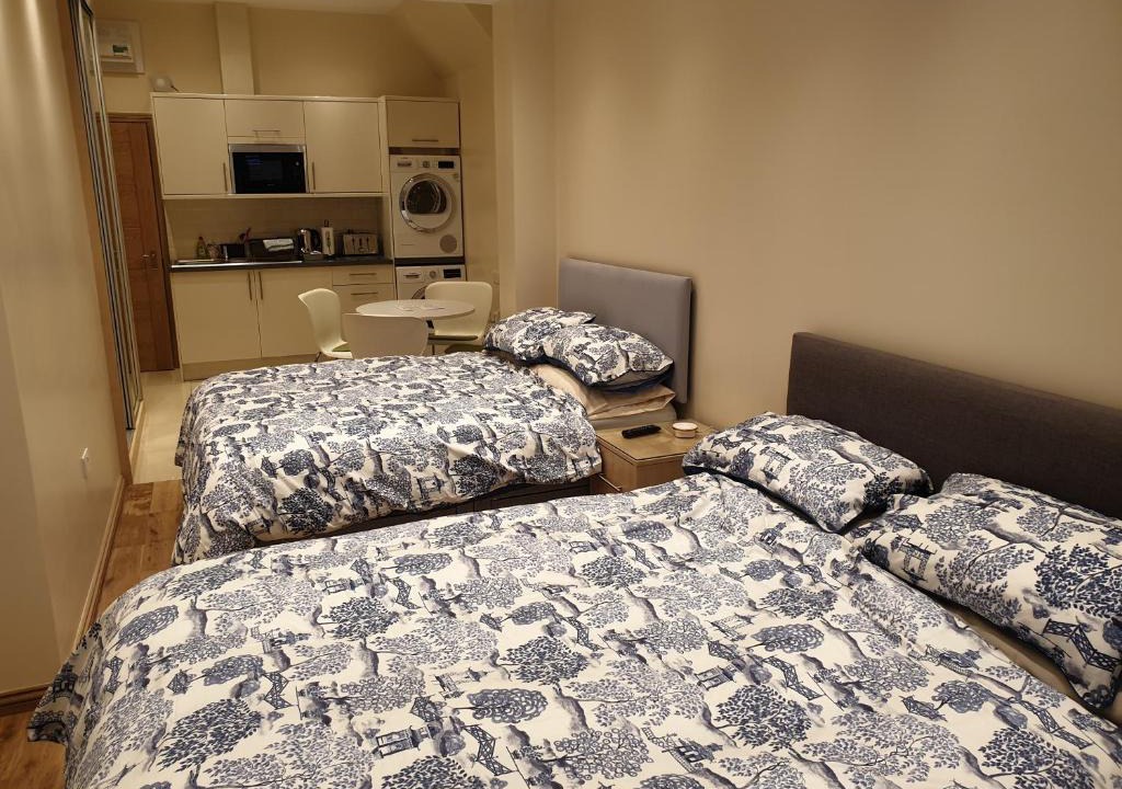 Valentines Apartment | London Luxury 2 bed studio 4 mins from Ilford Stn - FREE parking, WiFi, garden access