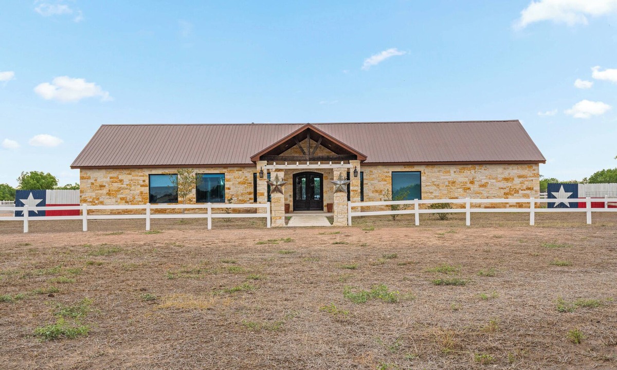 Hargill Villa | Lone Star Luxury Ranch - 4-Bed, 3-Bath, Swimming Pool, Grill, Washer/Dryer, WiFi