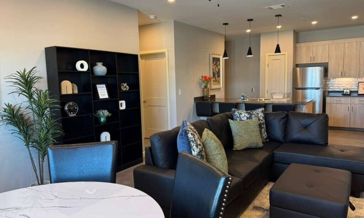 Mission Apartment | Lovely 2-bedroom apartment off the Express Way
