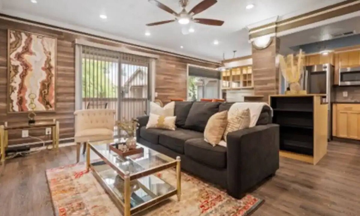 Riverside Condo | Lovely 2 Bedroom ~ Entire Condo ~ Walk to Lake