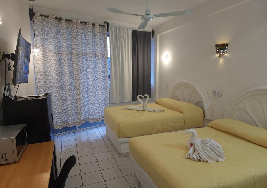 Almacen Apartment | Lovely studio apartment with balcony AC & wi-fi, minutes from downtown!