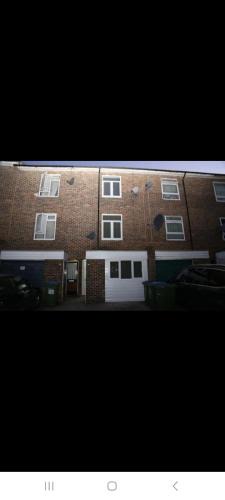 Woolwich Common House | Low Budget Studio Room