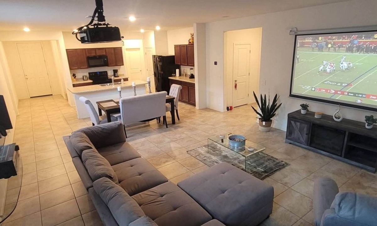 Glendale House | Luke AFB State Farm Stadium NFL/Cardinals Concerts Business