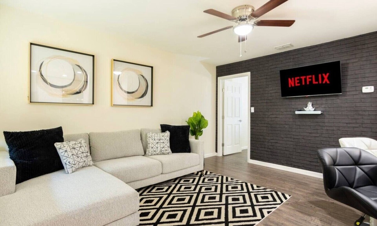 McAllen Apartment | Lux, First Floor, Fast-WiFi King Size