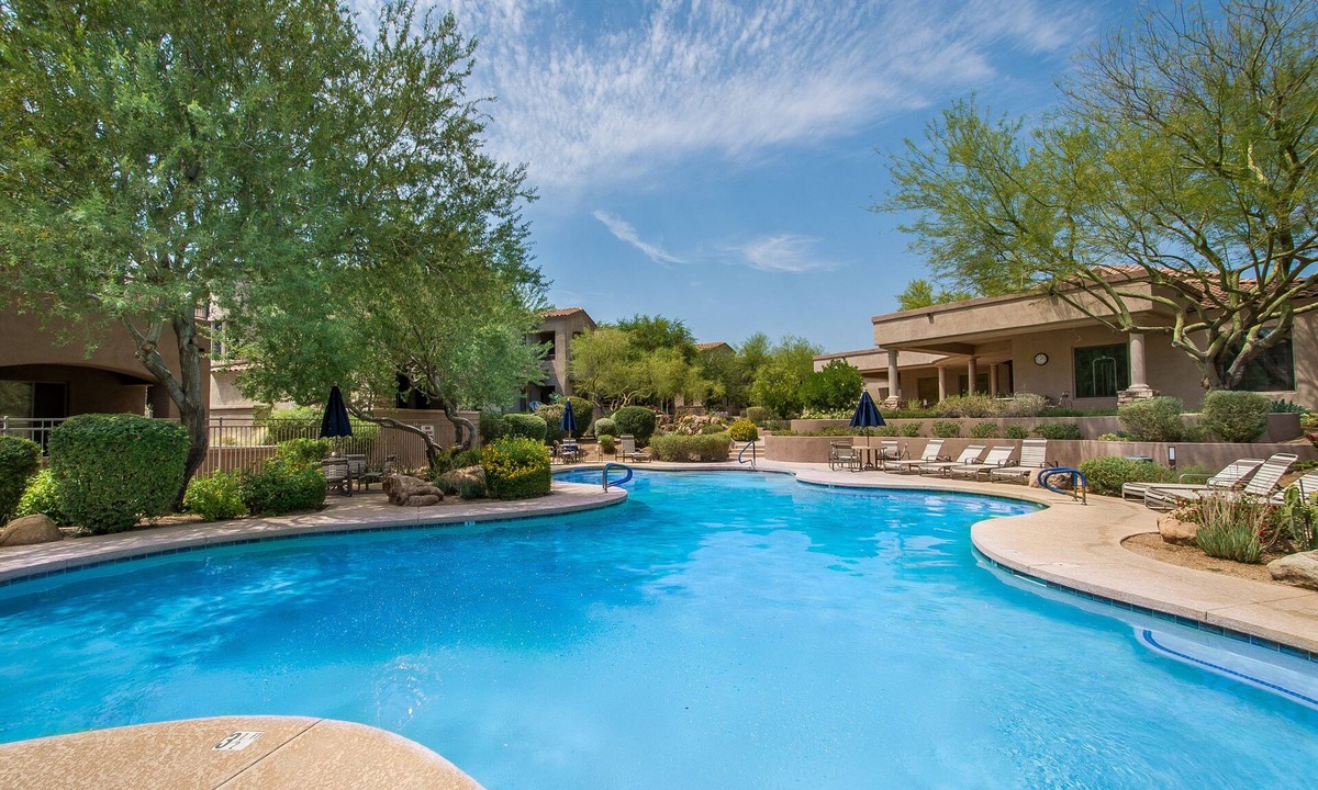 Talon Retreat House | Lux townhome in Tesoro at Grayhawk - WALK to grocery/coffee/restaurants!