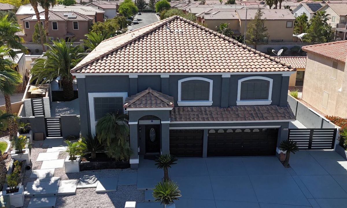 Silverado Ranch House | Luxurious 6-Bedroom House In Las Vegas with Pool And Spa - EV Charger