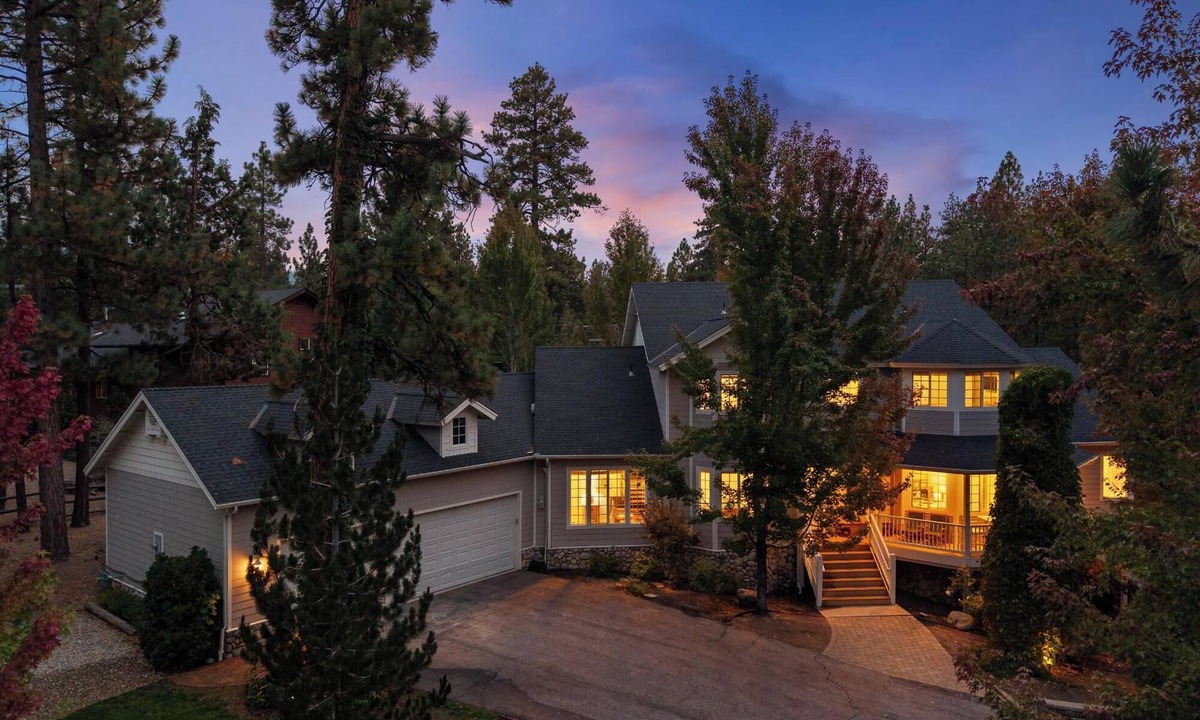 Fox Farm Cabin | Luxurious 8 BR Estate in Fox Farm! 1.5 Acres! Fully Fenced! Dog Friendly! Hot Tub! Fire Pit! Pool Table! Foosball! Poker Table!