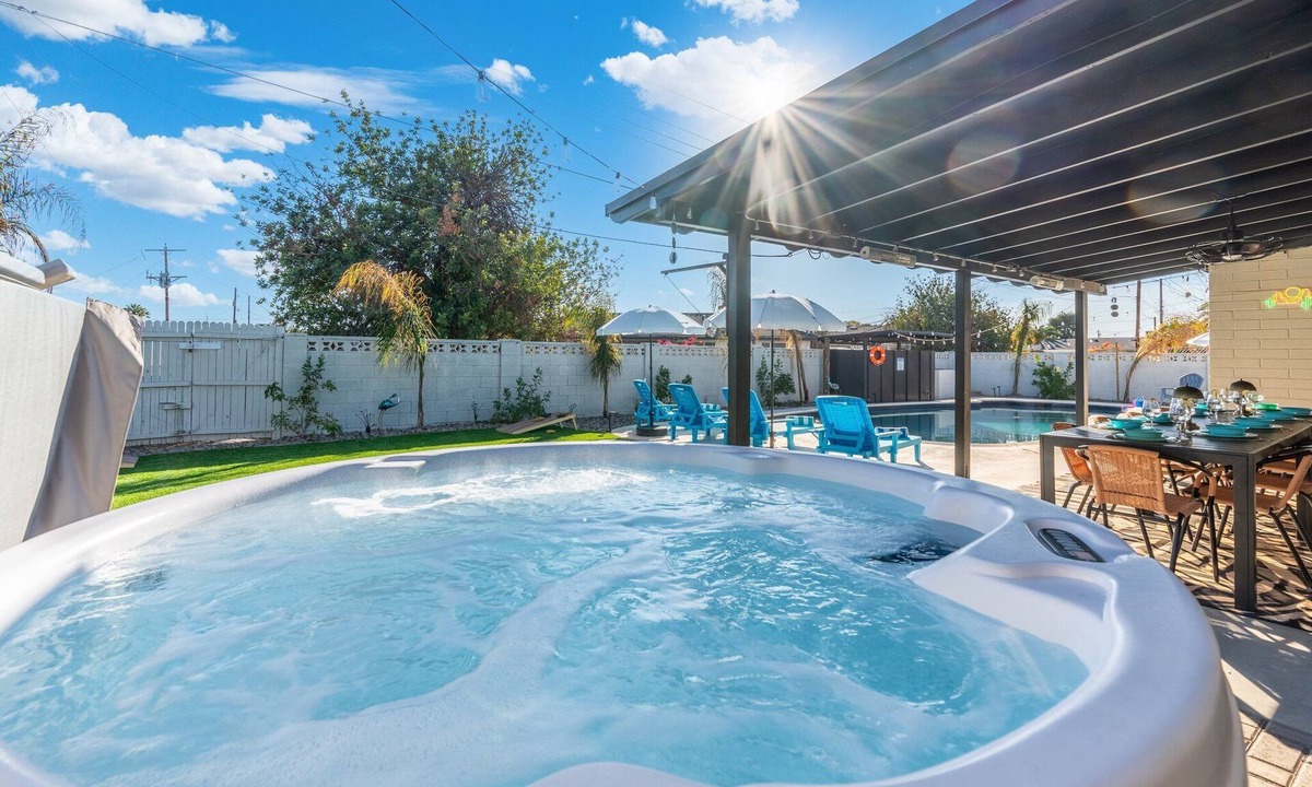Village Grove House | Luxury 2 BR House, FREE Heated Pool, Hot Tub + Fire Pit, 5 min to Old Town!