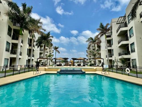 Mission Apartment | Luxury Condo with Pool and Jacuzzi