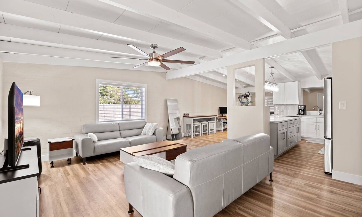 Camelback East House | Luxury Modern Mid-Century Modern 3-Bedroom Home
