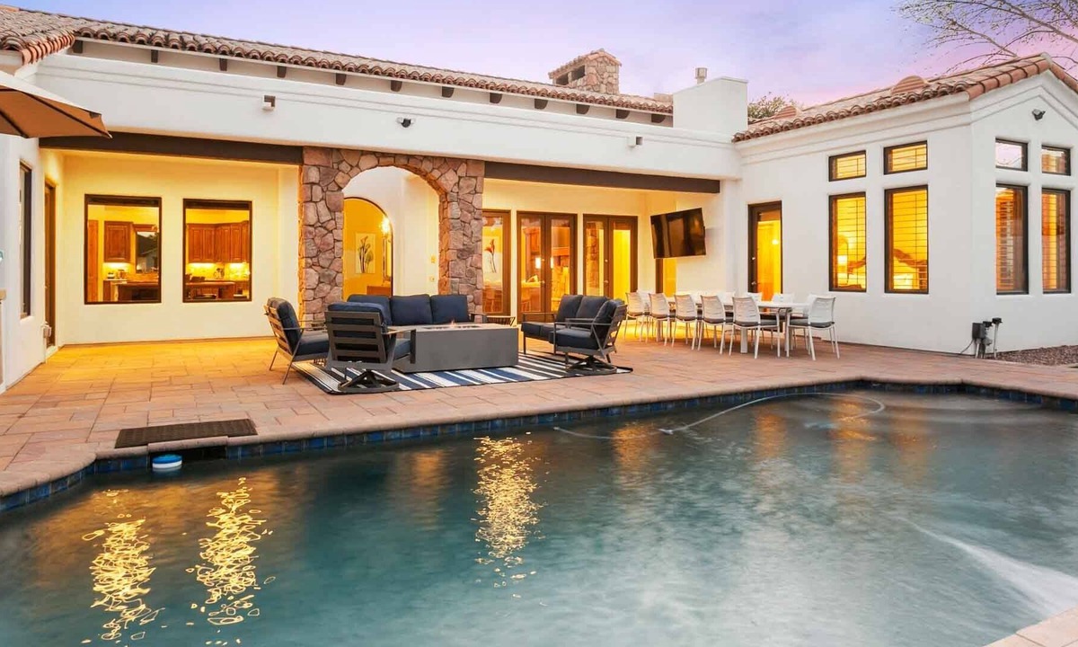 Charnwood House | Luxury Villa in gorgeous Arcadia area 2 Miles from Old Town!