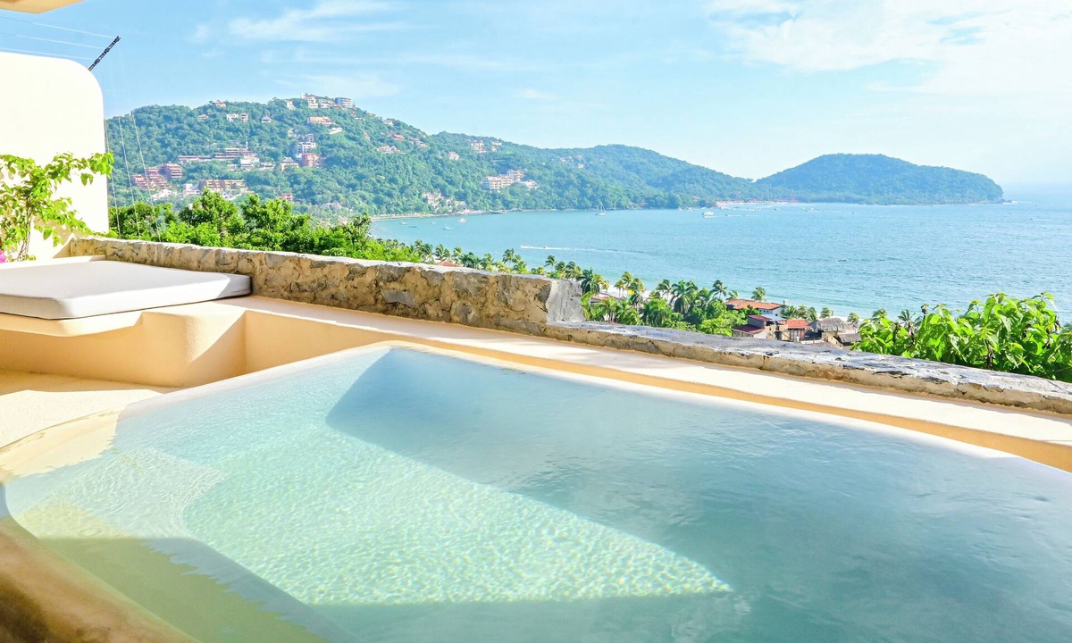 Ixtapa - Zihuatanejo Condo | Luxury villa, private pool and brathtaking ocean view — steps from Playa La Ropa