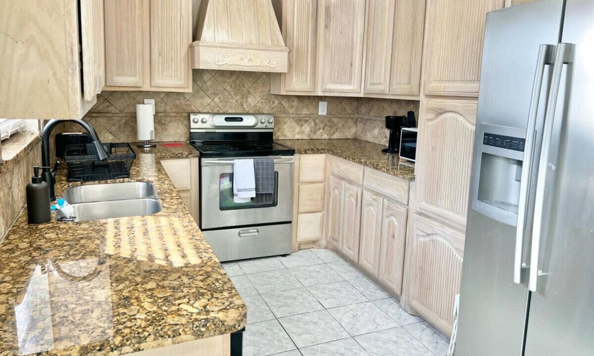 McAllen House | Lynda's Magnificent Pool Home!