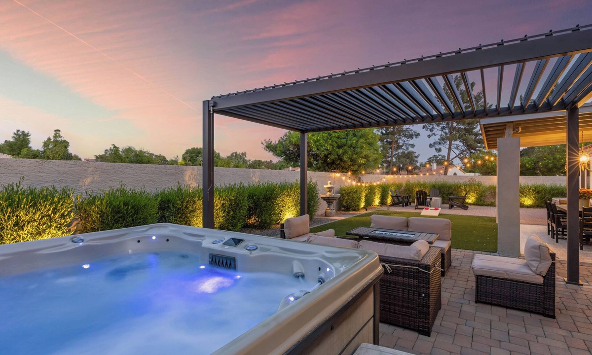 Tempe House | Madrid's Manor - Arizona retreat with private backyard and Hot Tub