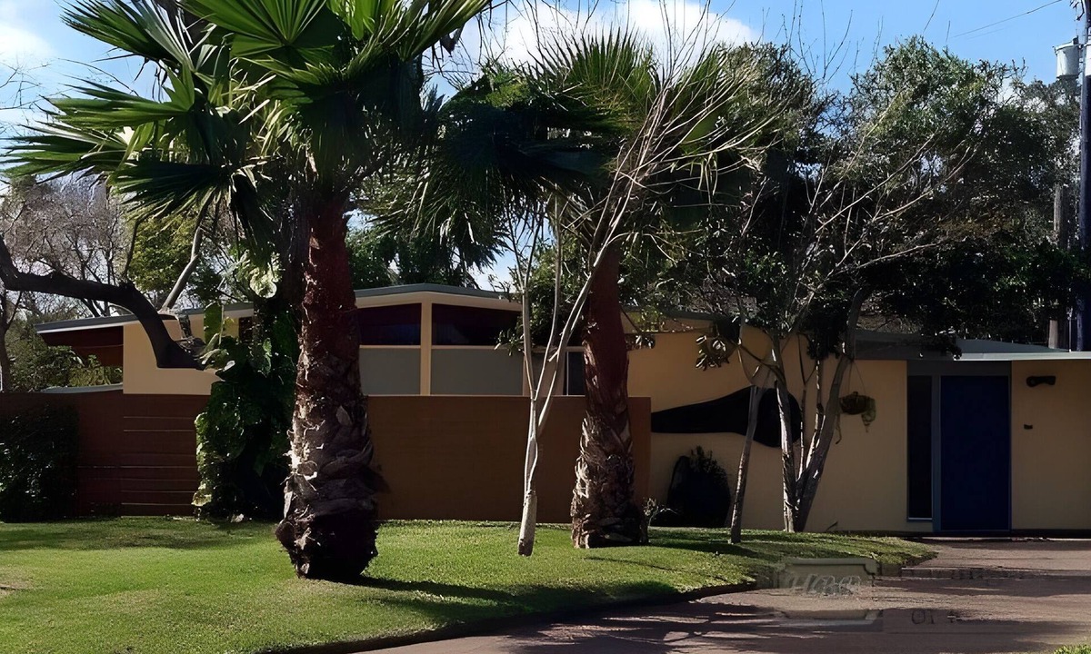 Harlingen House | Mid Century Modern, 4B/2b wifi & Pets & Kids, perfect short & mid term rental