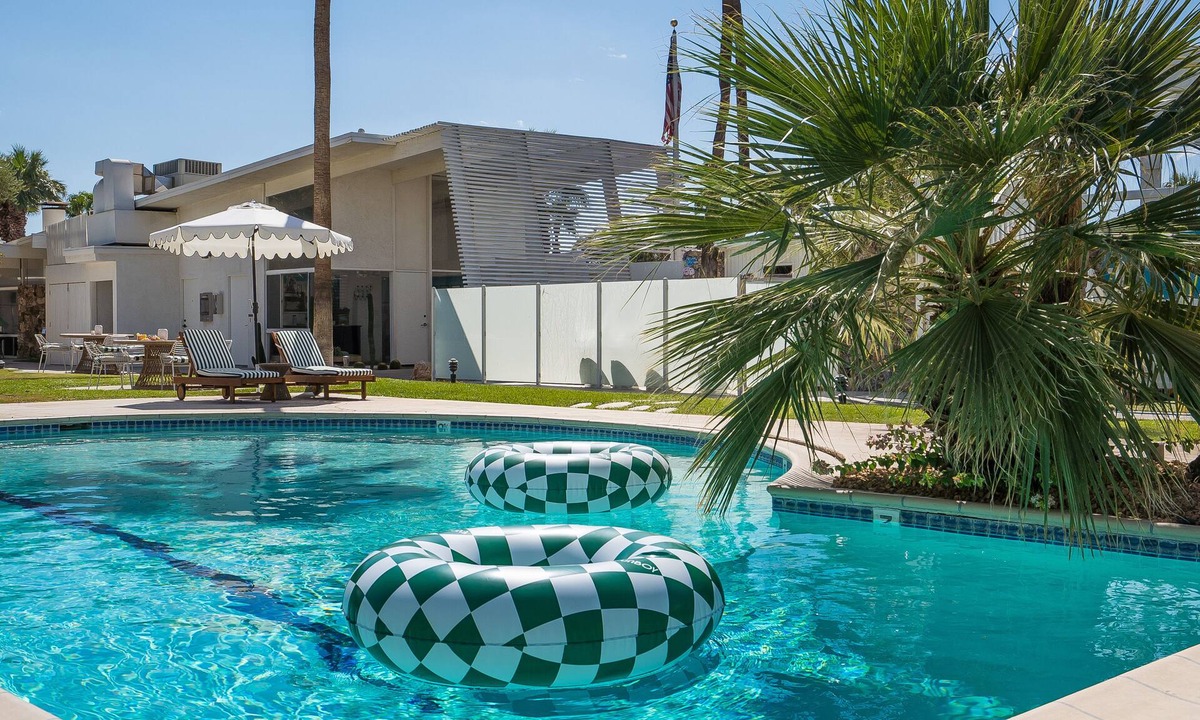 Desert Park Estates Hotel | Mid-Century Studio Pool + Sauna | Mins to Dining | Monkey Tree Hotel