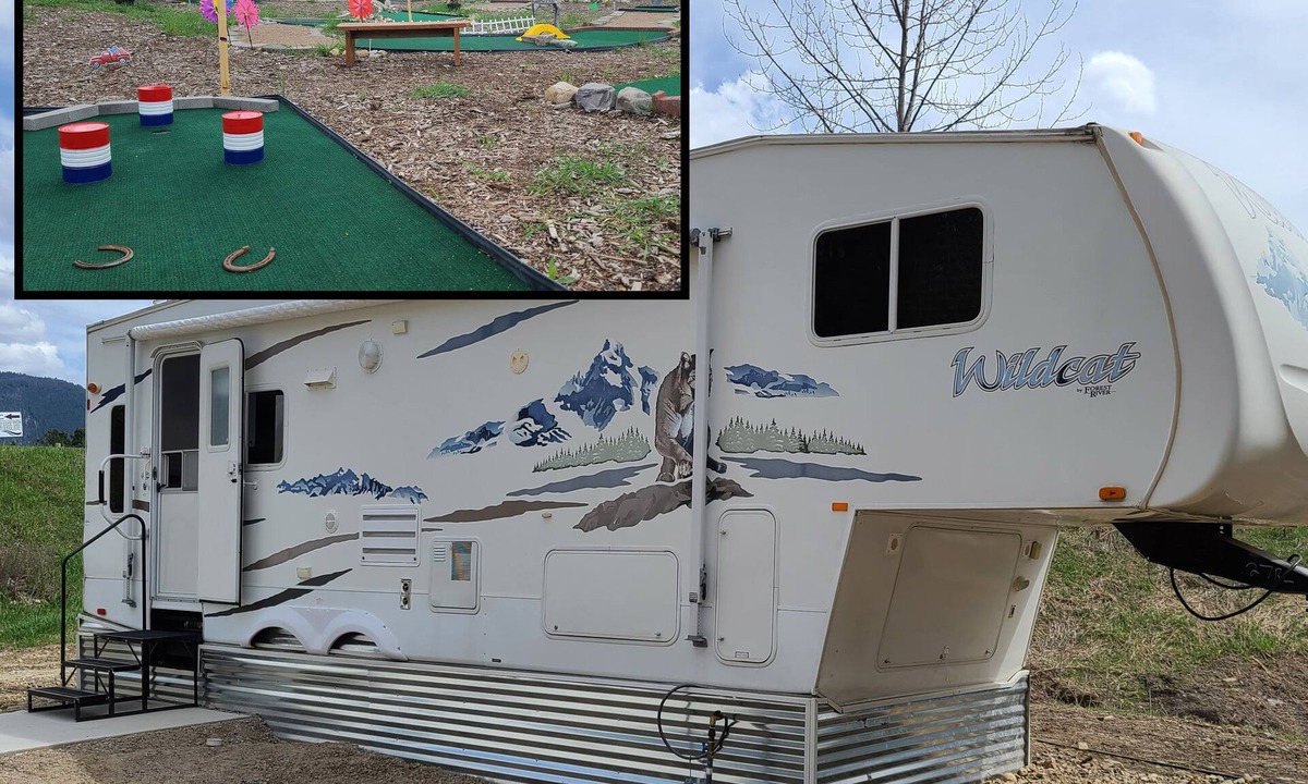 St. Regis House | Minigolf Course COUGAR Camper - Hot Tub - AC - Furnace - Fully Furnished