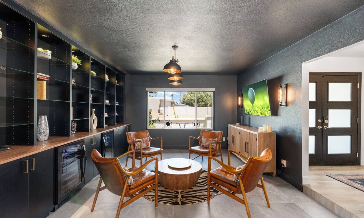 Covey House | Minutes from Shopping, Dining & Golf + Hot Tub