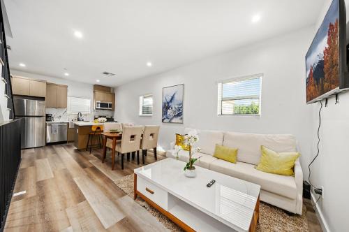 Rampart Village Apartment | Modern 3 Bedroom Ensuite House with Gated Parking