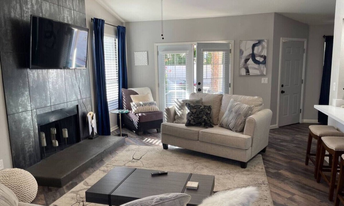 Garden Lakes Landing House | Modern 3BR w/Private Heated Pool Near Westgate + Cardinals Stadium + Race Way,